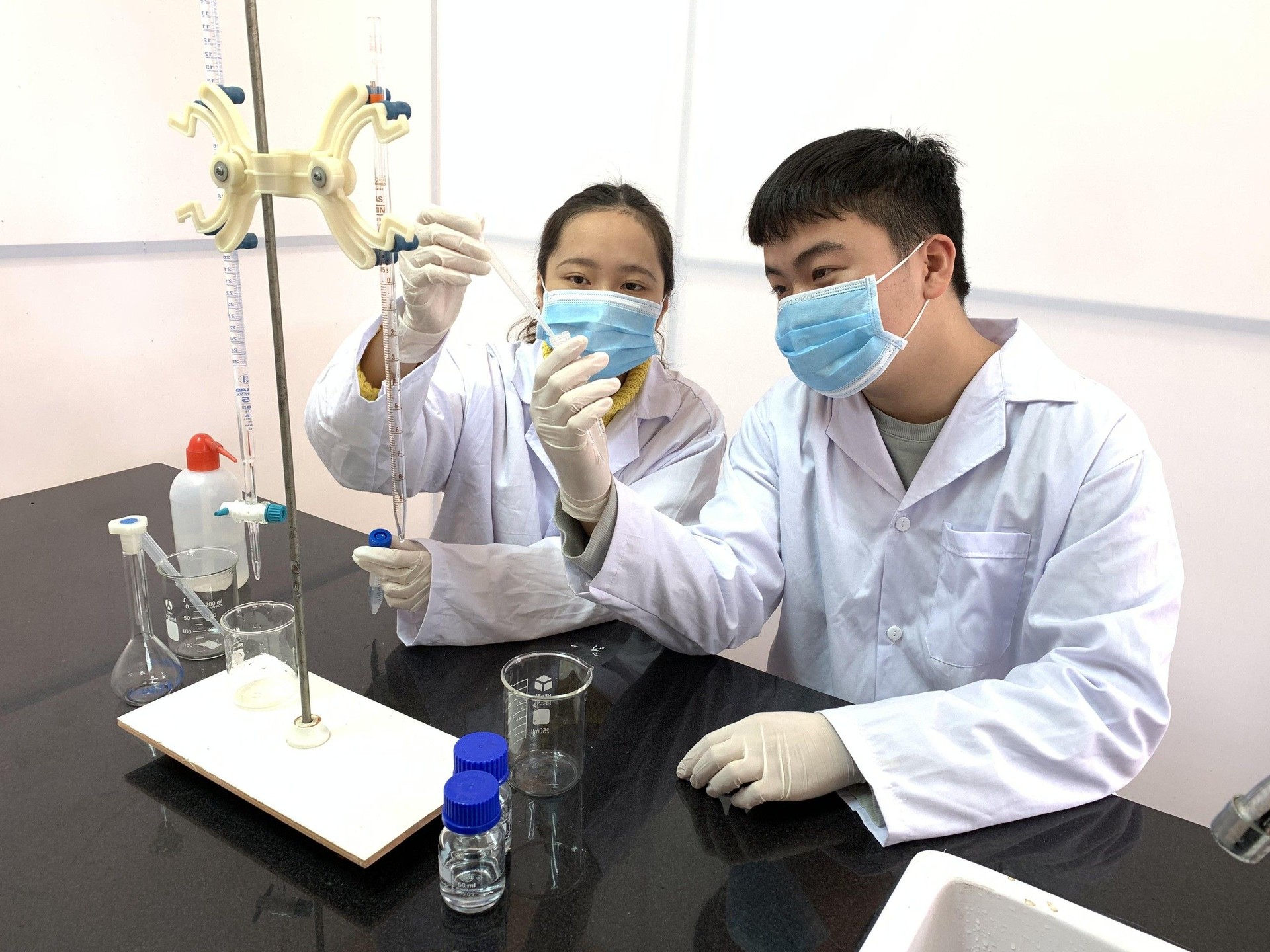 17__HS_trong_gio_thuc_hanh_thi_nghiem_c7d843ec22