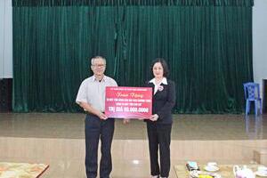 Sở Giáo dục và Đào tạo tặng 20 máy tính bảng cho học sinh Trung tâm Hy vọng tại Lộc Bình, Hữu Lũng