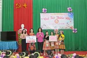 Sở Giáo dục và Đào tạo phối hợp với Công đoàn Giáo dục tỉnh tổ chức chương trình vui Tết Thiếu nhi và tặng quà học sinh có hoàn cảnh khó khăn vươn lên trong học tập tại huyện Bình Gia