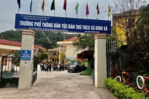 Thăm, tặng quà Tết và trao học bổng hỗ trợ học sinh có hoàn cảnh  khó khăn tại trường Phổ thông dân tộc Bán trú THCS xã Bính Xá huyện Đình Lập