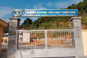 THẦY VÀ TRÒ TRƯỜNG PHỔ THÔNG DÂN TỘC BÁN TRÚ TIỂU HỌC THIỆN HÒA HÂN HOAN ĐÓN CHÀO HỌC KỲ MỚI TRONG NGÔI TRƯỜNG MỚI KHANG TRANG