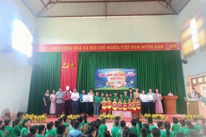Sở Giáo dục và Đào tạo - Công đoàn ngành Giáo dục tỉnh Lạng Sơn tặng quà  trung thu cho học sinh tại xã Vạn Linh, huyện Chi Lăng