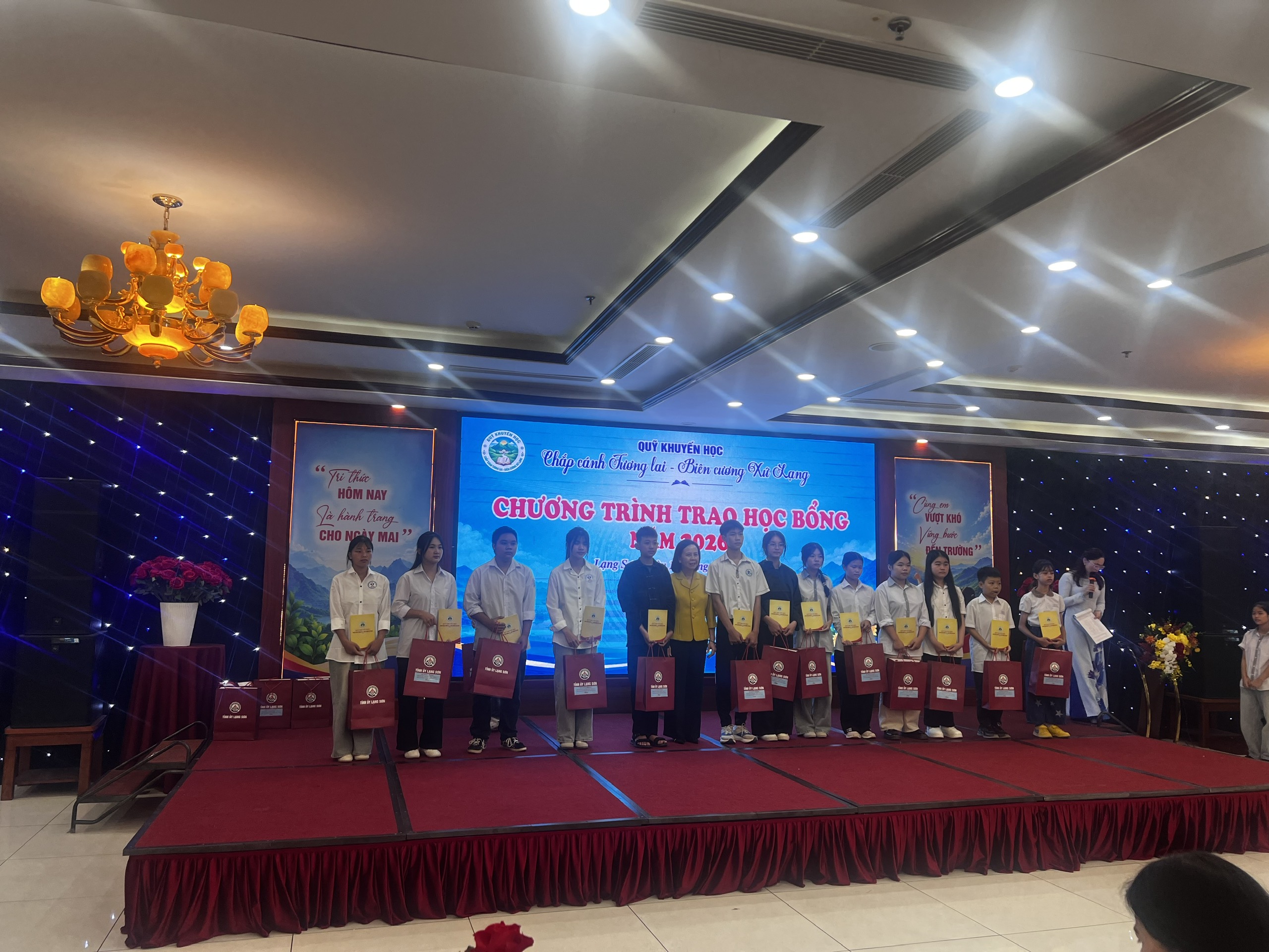 Lễ trao học bổng “Chắp cánh Tương lai - Biên cương Xứ Lạng” năm 2026
